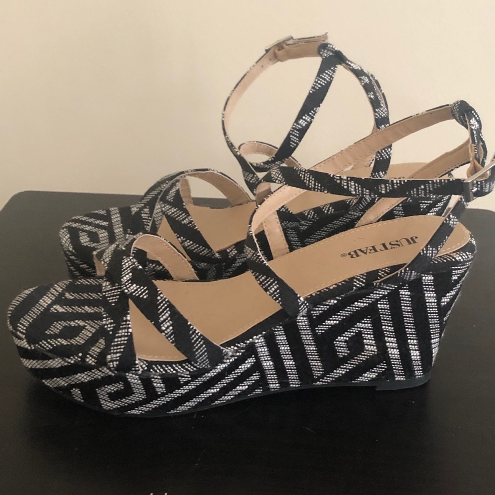 NWOT 7.5 Wedge Platform Fabric Sandals, Silver & Black Geometric Line Pattern